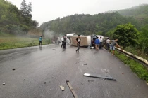 Hai xe khách đấu đầu kinh hoàng ở Lạng Sơn