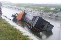 Hải Dương: Container cuốn xe máy lao xuống mương, 2 người chết