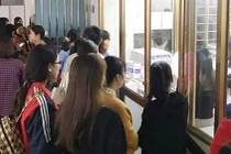 Chủ tịch tỉnh Quảng Ninh xúc động khen giáo viên xếp hàng hiến máu