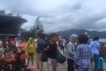 Bão số 2 diễn biến phức tạp: Cấm biển, di dời người dân