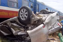 Tàu hỏa đâm xe con, 4 người thương vong