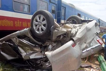Tàu hỏa đâm xe con, 4 người thương vong