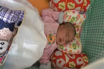 Bé gái đẹp như thiên thần bị bỏ rơi trước cổng chùa ở Hải Dương