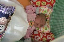 Bé gái đẹp như thiên thần bị bỏ rơi trước cổng chùa ở Hải Dương