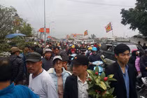 Ảnh: Dòng người chen chúc đến chợ Viềng mua may bán rủi