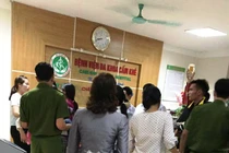 Nghi ngộ độc ở trường, gần 100 trẻ mầm non được đưa đi viện