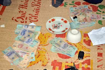 Hải Dương: Bắt tại trận bí thư, chủ tịch xã đánh bạc