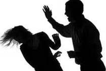 Thấy người yêu chụp hình với trai lạ, đấm rồi ghi hình