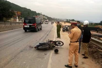 Va chạm xe máy khiến 1 người bị thương, lái xe container bỏ chạy