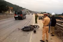 Va chạm xe máy khiến 1 người bị thương, lái xe container bỏ chạy