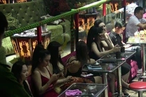 Cảnh sát “đột kích” 2 bar Sài Gòn, nhiều dân chơi phê ma túy