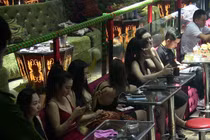 Cảnh sát “đột kích” 2 bar Sài Gòn, nhiều dân chơi phê ma túy