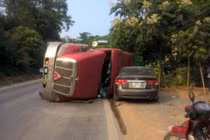 Hà Giang: Container bỗng dưng lật đè lên 2 ô tô