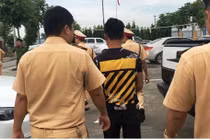 Quảng Ninh: Bắt khẩn cấp lái xe “điên cuồng” lao ô tô vào CSGT