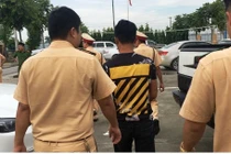 Quảng Ninh: Bắt khẩn cấp lái xe “điên cuồng” lao ô tô vào CSGT