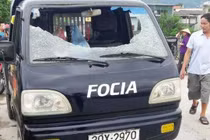 Chỉ vì cái cây, ném đá xe tải khiến một người bị thương