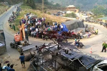 Lật xe tải chở trâu, ba người thương vong, trâu chết la liệt