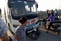Ninh Bình: Bị ô tô khách tông, một người tử vong, một người văng sông