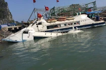 Tàu cao tốc chở 32 khách va chạm xà lan, 1 khách bị thương