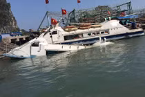 Tàu cao tốc chở 32 khách va chạm xà lan, 1 khách bị thương