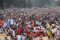 Bãi tắm Đồ Sơn “vỡ trận” vì hàng nghìn khách đổ về