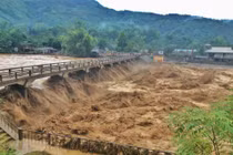 Mưa lũ làm nhiều người chết, hàng nghìn ngôi nhà bị sập, ngập