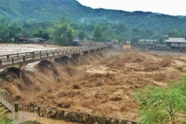 Mưa lũ làm nhiều người chết, hàng nghìn ngôi nhà bị sập, ngập