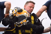 Khai quật thành công siêu bom động đất dưới đáy hồ