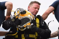 Khai quật thành công siêu bom động đất dưới đáy hồ