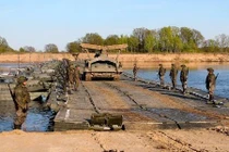 Mãn nhãn bộ đội Nga thần tốc bắc cầu phao vượt sông