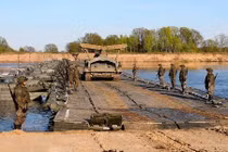 Mãn nhãn bộ đội Nga thần tốc bắc cầu phao vượt sông