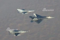 Choáng: Tiêm kích MiG-21 Trung Quốc sát cánh cùng F-22 Mỹ