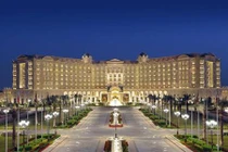 Bên trong khách sạn xa hoa cực độ giam hoàng tử ăn chơi nhất thế giới