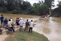 Chở nhau qua cầu, 3 mẹ con bị nước cuốn trôi