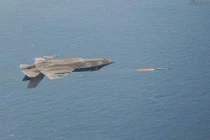 Tròn mắt xem máy bay F-35C Mỹ lộn ngược phóng tên lửa 