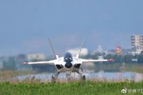 Ngắm "hàng hiếm" máy bay tàng hình thế hệ thứ 5 của Nhật