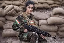 Vẻ đẹp “chết người” của chân dài đã tiêu diệt 100 tay súng IS