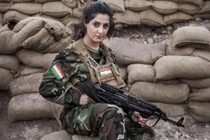 Vẻ đẹp “chết người” của chân dài đã tiêu diệt 100 tay súng IS