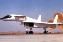 "Dựng tóc" với tốc độ kinh hồn oanh tạc cơ XB-70 Mỹ