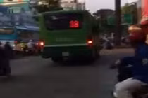 Đình chỉ tài xế lái xe buýt leo lề giữa trung tâm TPHCM