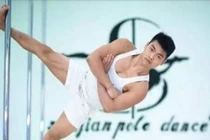 Chàng trai đổi đời nhờ đam mê múa cột