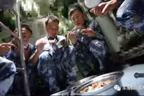 Ngạc nhiên cách ăn uống của lính tàu ngầm Trung Quốc