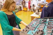 Cùng gái xinh thăm quan bảo tàng Vũ trụ Nga