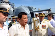 Ảnh Tổng thống Duterte lần đầu thăm tàu chiến Nga