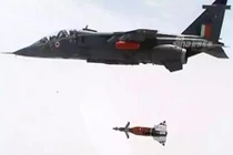 Ấn Độ sản xuất được bom thông minh, Trung Quốc nên dè chừng