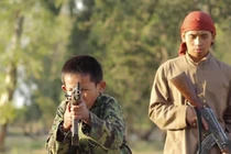 Xót xa những em bé Syria bị IS bắt phải cầm súng