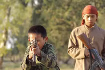 Xót xa những em bé Syria bị IS bắt phải cầm súng