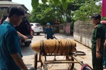 Bắt giữ trong đêm một người vận chuyển quả bom hơn 300kg