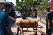 Bắt giữ trong đêm một người vận chuyển quả bom hơn 300kg