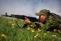 Ngạc nhiên trinh sát Nga học Việt Nam vượt tường bằng sào